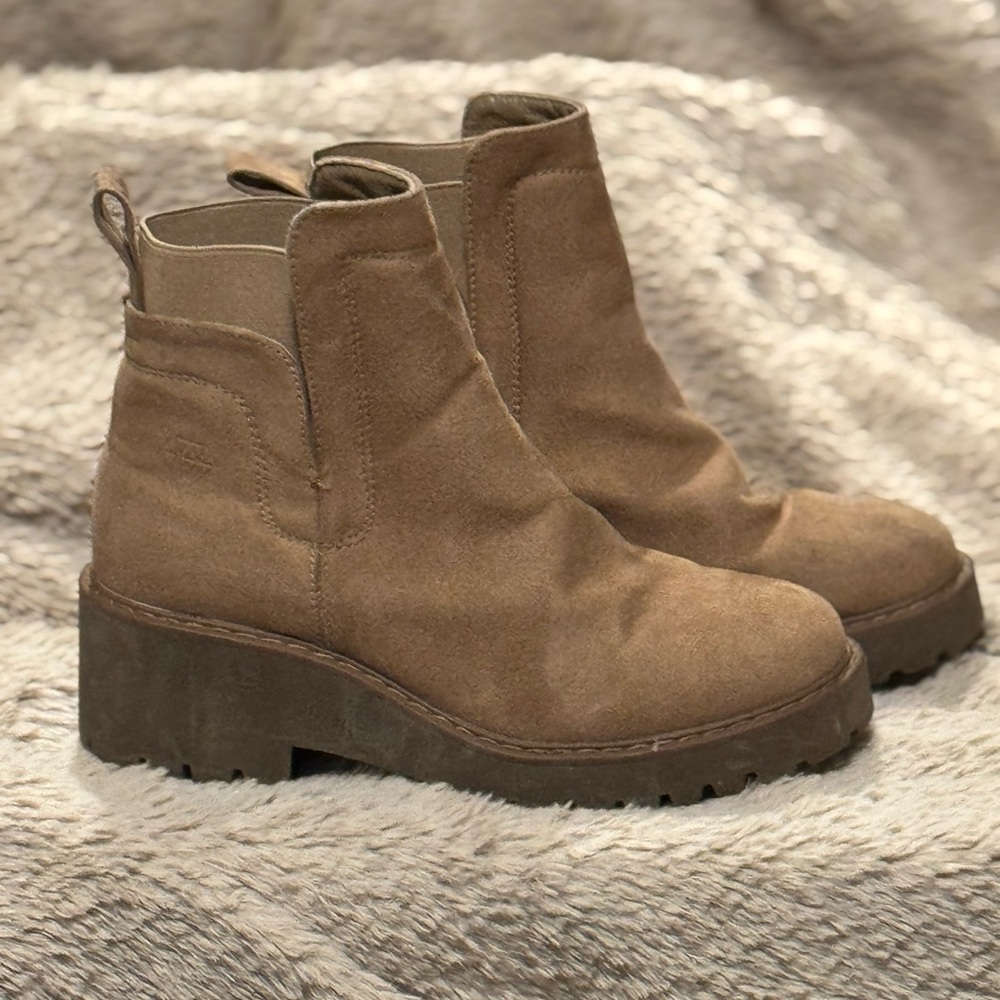 NWOB Rock & Candy Lug Sole Chelsea Boot Woman’s Size 7
